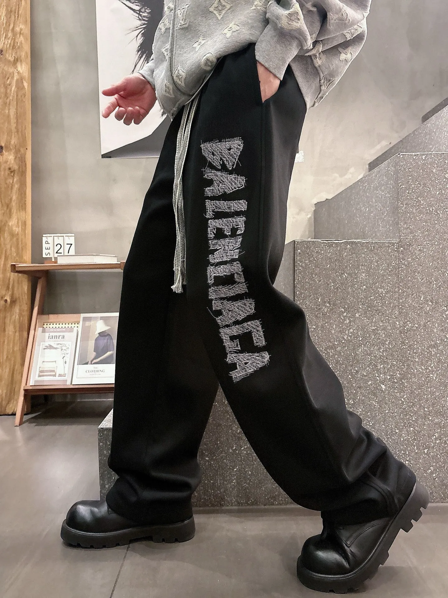Balenciaga 🆕2026 Autumn and Winter New Arrival Casual Pants! The official website will be released simultaneously. Brand Classic LOGO casual pants, customized fabrics, excellent comfort and strong touch. Highly recognisable, perfect appearance and craftsmanship. Size:M-3XL
